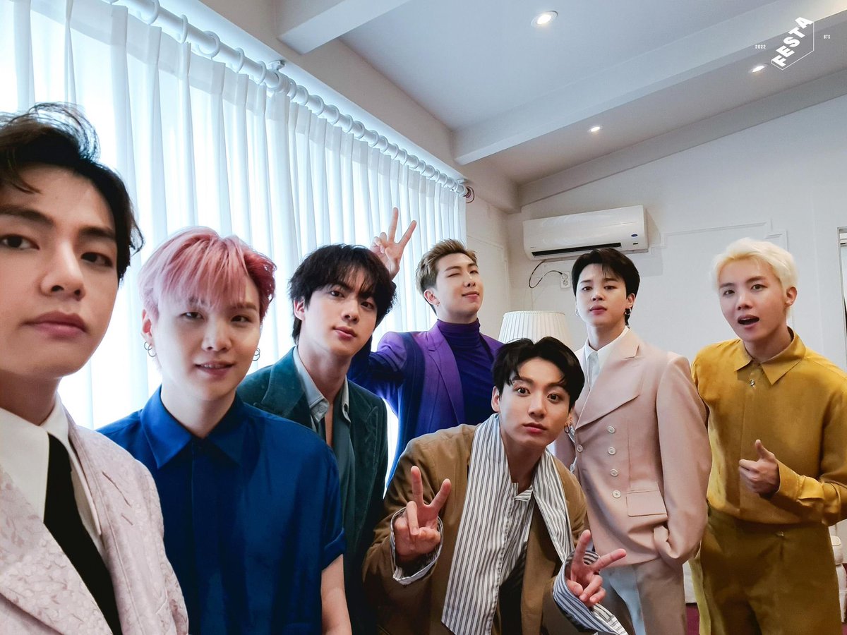 BettyKSJin's tweet photo. @Noe0765851045 @BTS_twt Happy 9 anniversary 💜 
Feliz aniversario 🎂🎈 Bangtan
#BTSARGENTINA2022
#BTS
 #BTSARMY 
@BTS_twt
#BTS9thAnniversary https://t.co/GqgQyJ6ygf