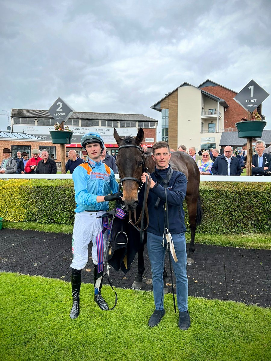 RichardFahey's tweet photo. Bienvenue à la fête monsieur 🙌🤙!! MONSIEUR KODI joins the party at Carlisle ✅️!! A double for Musley Bank 💥💥!! Well done to @MprUpdates for another winner, the inspired Jack Garritty and to winning groom @E_Cagney 🌟! Great work everyone 💯!!
#win38
#bonjourmonsieur https://t.co/Td88Ihc4SX