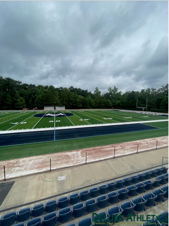 Wrapping things up for @MV_Athletics @MVPSchool new turf field!!🎉 Great job by our #Deluxequality Crew! Up next, track surfacing...👀
#turf 
#track 
#DeluxeAthletics
