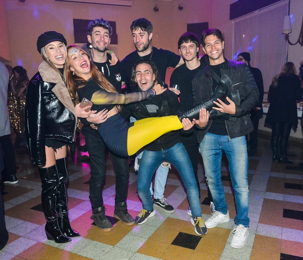 yaniicordoba's tweet photo. Los 28 años de @flor_vigna llegaron rodeado de amor,brillo,amigos y felicidad 💜🥳

Que lindo es verte así,mereces esto y mucho más 💛 https://t.co/nLqXmfWzIa