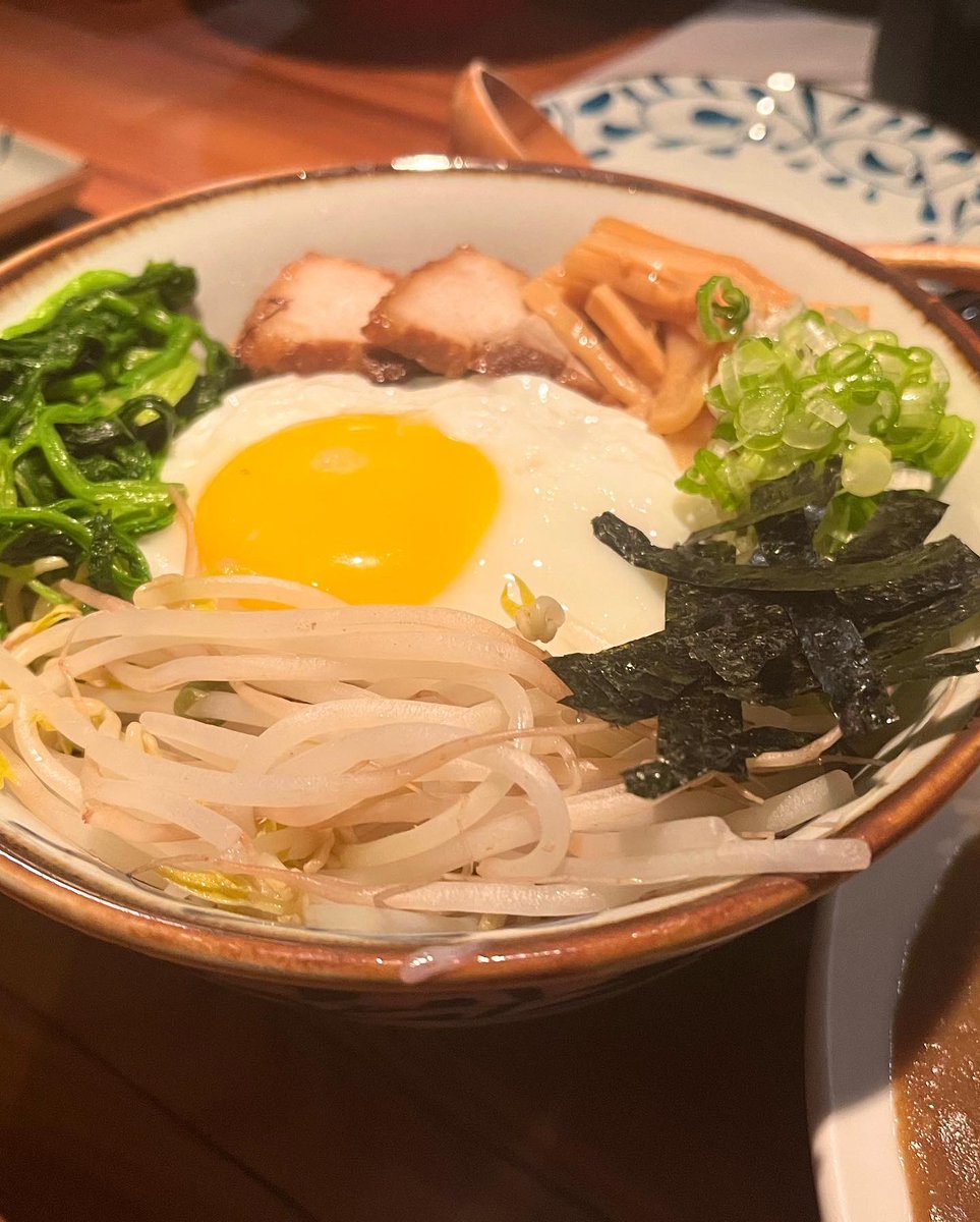 Isamudevil0905's tweet photo. アメリカの田舎に住んでいる私は、このような日本のまぜそばやカツカレーを食べるためには車で100キロ以上走らないと食べることができません。
今回は往復で約3時間ちょい🥲

#ラーメン
#シンシナティ
#Zundo https://t.co/7DtDq1LJl5