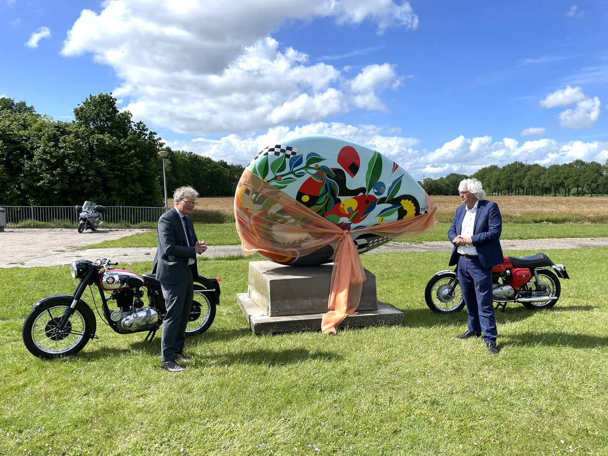 Toyisten-kunstwerk heeft een nieuwe plek bij het Jack Middelburgplein bij TT Circuit Assen. Circuit-directeur Peter Oosterbaan en wethouder Bob Bergsma hebben het beeld, dat het verhaal toont van Giacomo Agostini, zojuist onthuld! #TTAssen