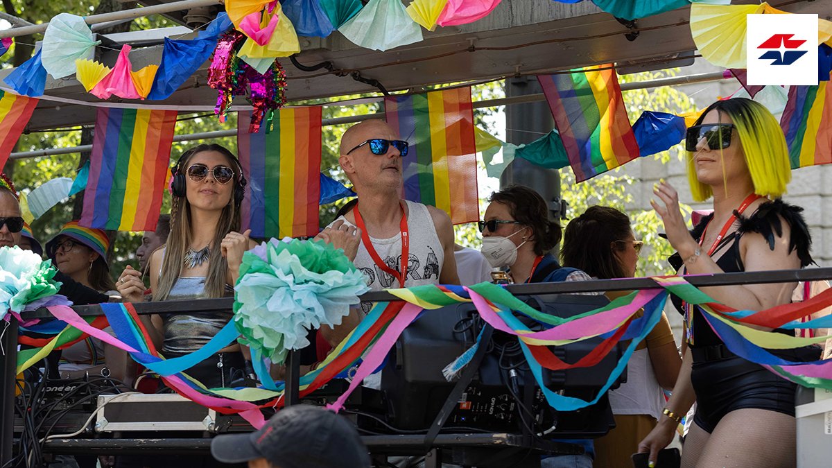 wienerlinien's tweet photo. Auf der 🌈 Parade haben wir gefeiert, gelacht und getanzt – mit der besten und buntesten Fahrgemeinschaft der Stadt! 
#WeDanceWithPride #WeRideWithPride #WeWorkWithPride #ViennaPride https://t.co/aA4zAYaNMT