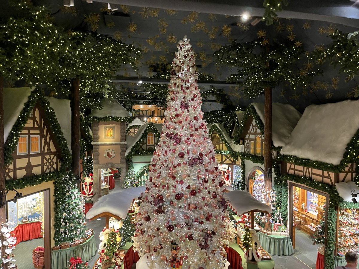 realroyhuff's tweet photo. #Rothenburg #Christmas shop #Getmany https://t.co/Hfwsd0Fg5a
