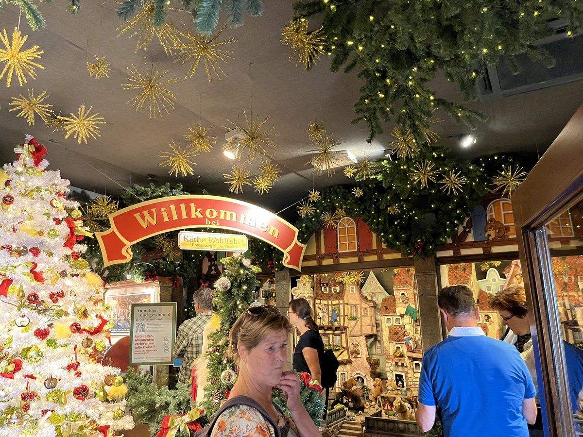 realroyhuff's tweet photo. #Rothenburg #Christmas shop #Getmany https://t.co/Hfwsd0Fg5a