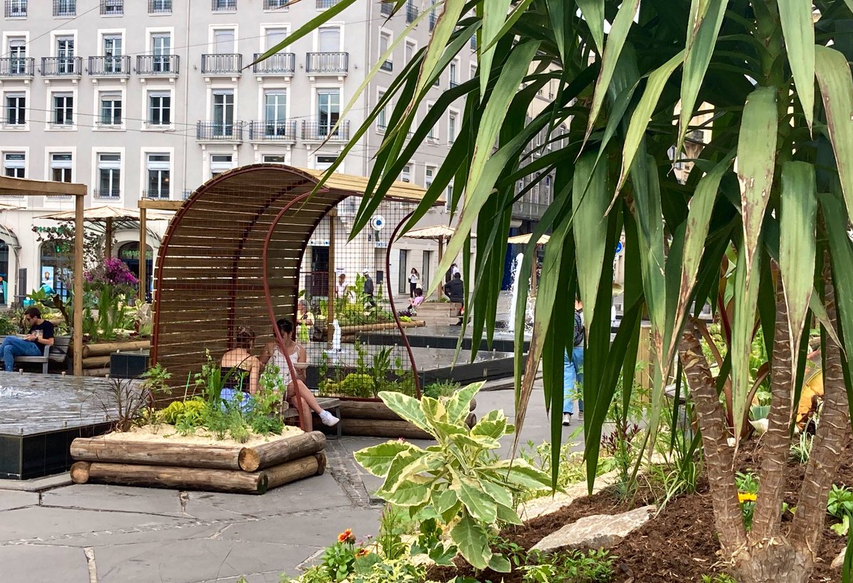 Bravo aux équipes de <a href="/ClrmntMetropole/">clermontmetropole</a> pour la mise en œuvre de ce magnifique espace de détente végétalisé sur la place de Jaude. C’est très beau. Et les habitants semblent apprécier !