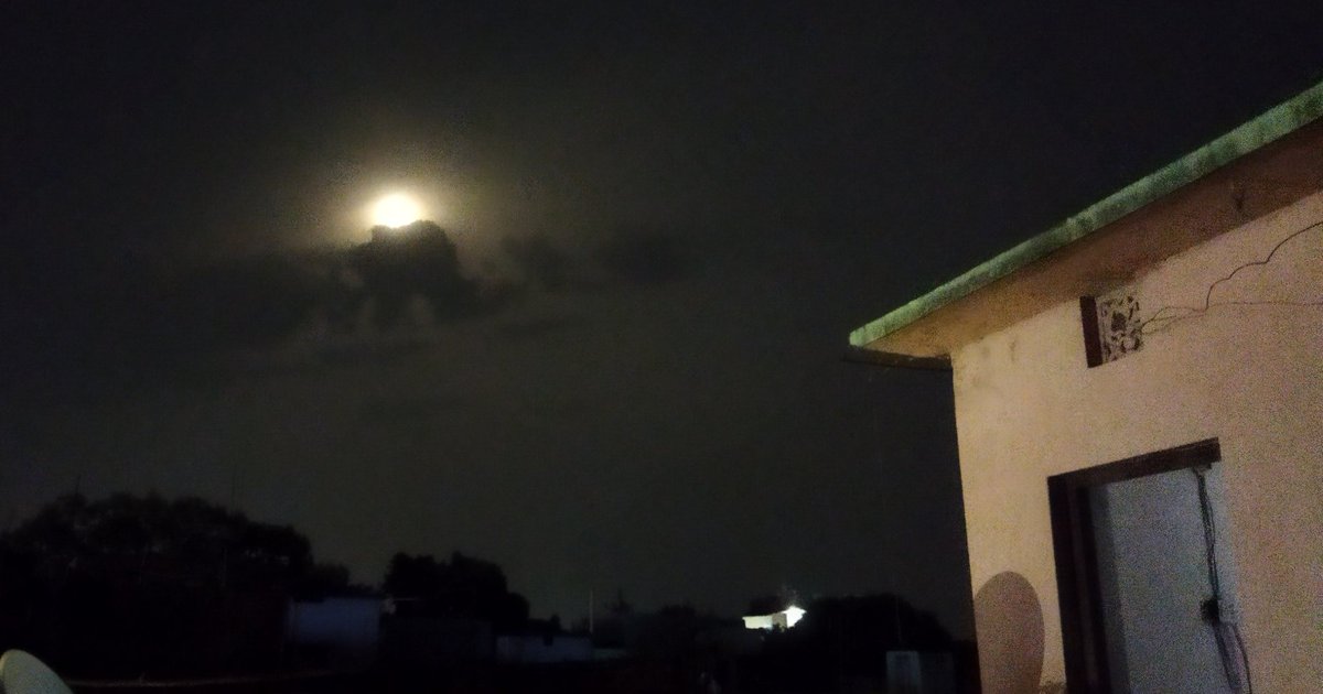 Shru_Te's tweet photo. The moonrise🌙
#HazeNight https://t.co/rH0Q1N3FxJ