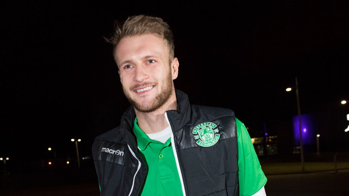 MichaelKoenn's tweet photo. @TheFev En niet helemaal wat je zoekt, maar toch te mooi om te laten liggen: keeper Scott Bain was uitgeleend van Dundee aan Hibernian, maar besloot op deadline day toch naar Celtic te gaan. Eindstand: hij kwam zijn Celtic-contract tekenen in een Hibernian-outfit: https://t.co/ollURodeqQ https://t.co/fEbwNaXnfA