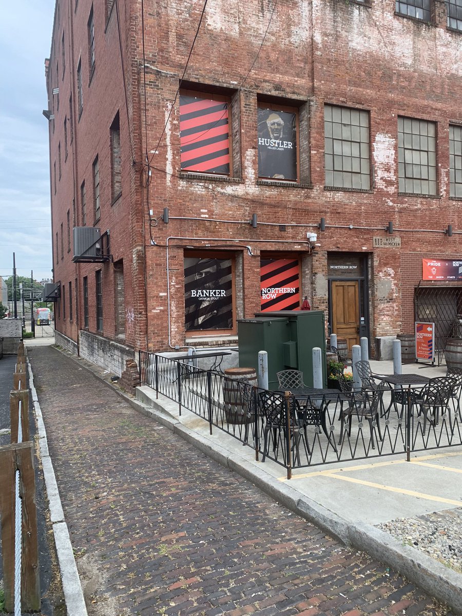CincySiOS's tweet photo. Grateful for the regular upkeep of Fenwick Alley in the Mohawk area of Over-the-Rhine by @northernrow! They have a path from the alley to the front door and patio, so you don’t have to interact with cars. https://t.co/SxcliuiIrf