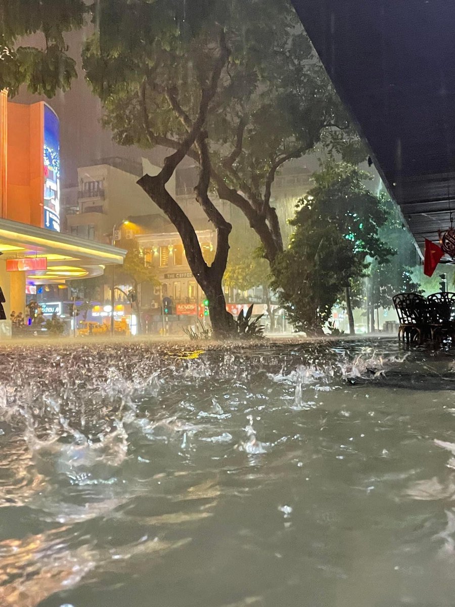 LinDecorMacrame's tweet image. Hanoi is flooded with rain I can swim soon 😅🌧🌧