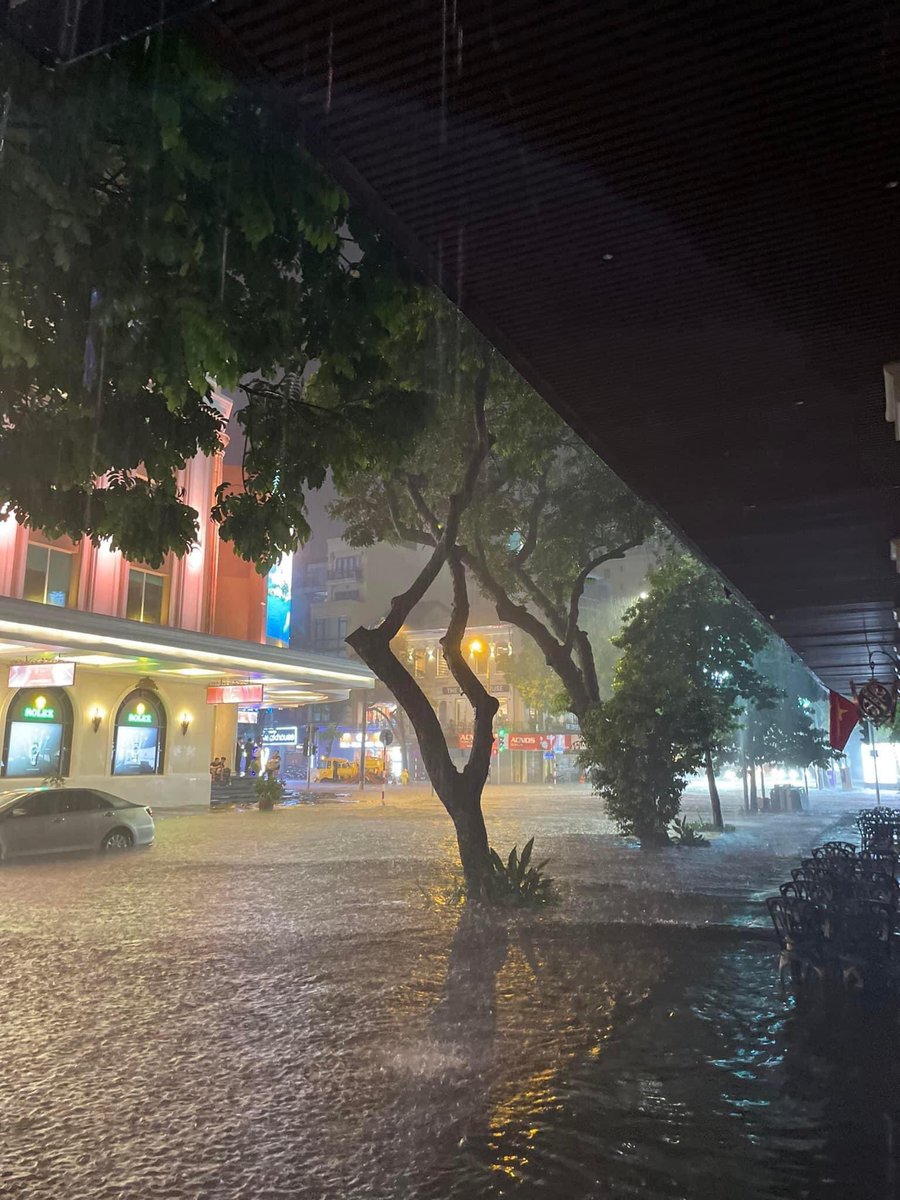 LinDecorMacrame's tweet image. Hanoi is flooded with rain I can swim soon 😅🌧🌧