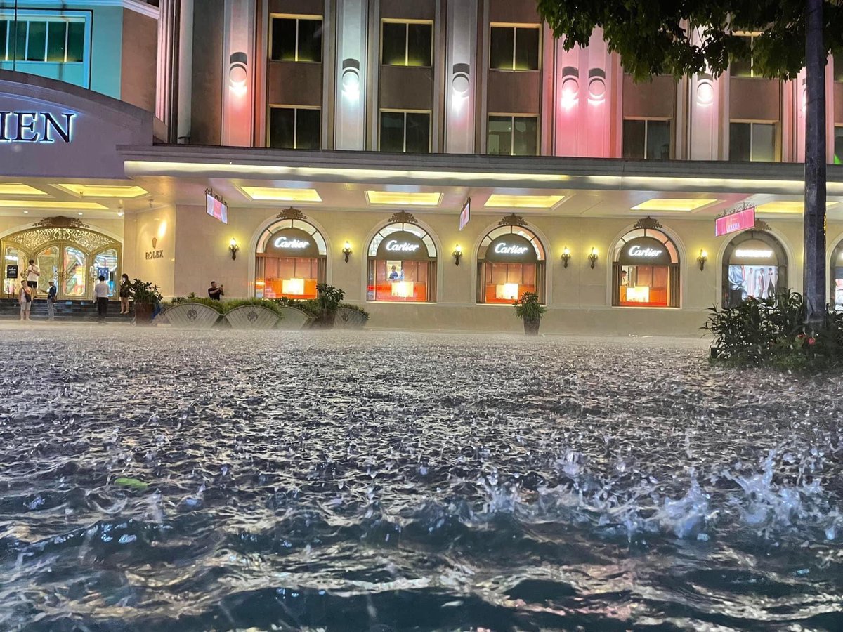 LinDecorMacrame's tweet image. Hanoi is flooded with rain I can swim soon 😅🌧🌧