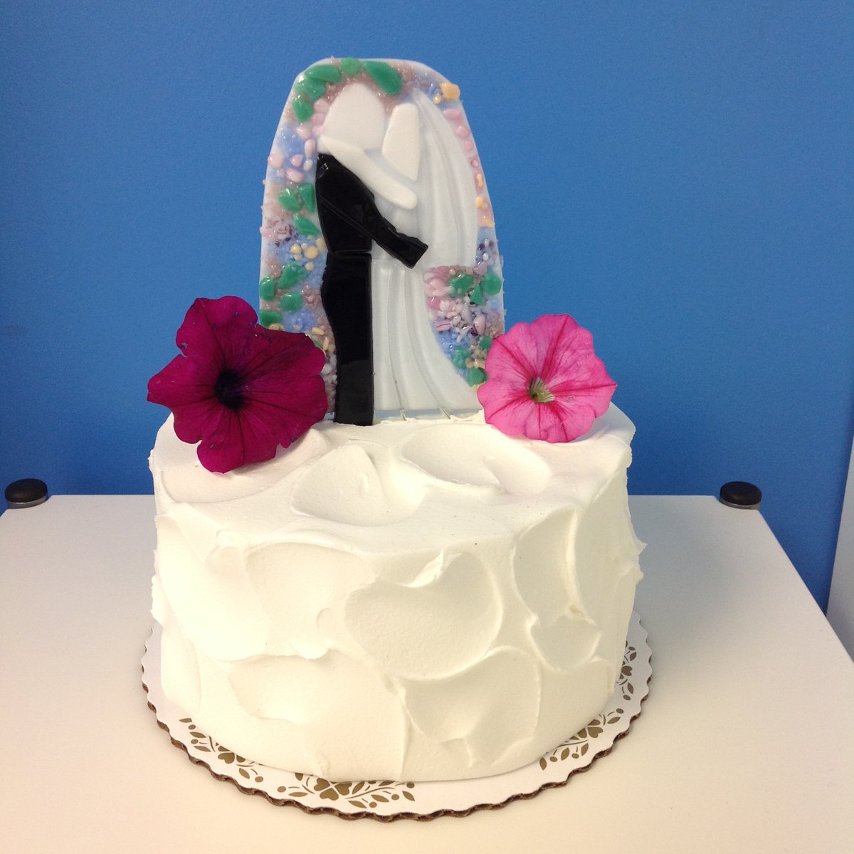 It's wedding season! ❤

This glass cake topper is a beautiful symbol of the occasion!