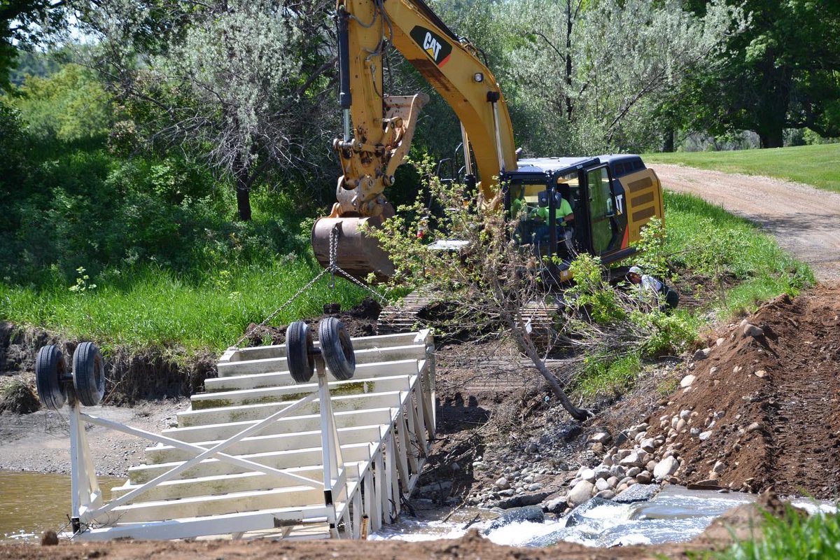 VCParkRec's tweet image. The bridge is out! ⛳️

We want to extend a huge thank you to Strata Corporation, Trademark Tooling, the Army Corps of Engineering, the City of Valley City, Darvin Keys and his staff, those who assisted in the extraction of the bridge, and the builder of the bridge Jim Olstad.
