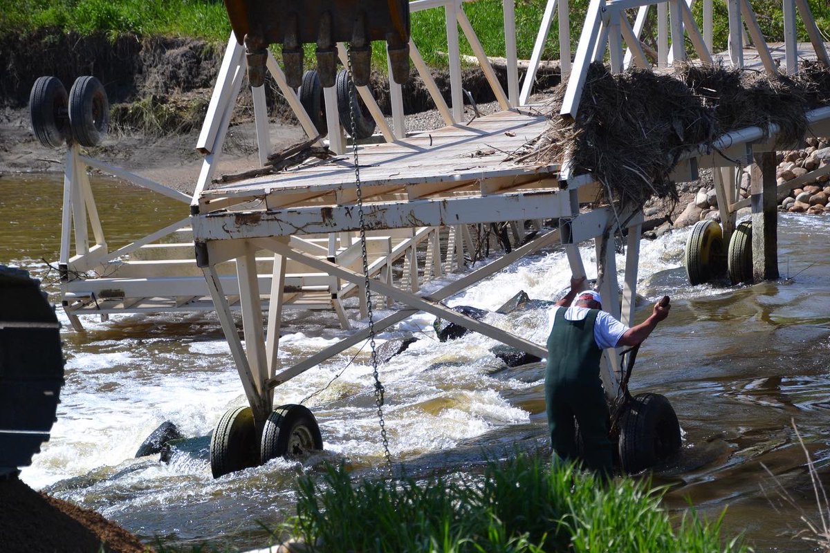 VCParkRec's tweet image. The bridge is out! ⛳️

We want to extend a huge thank you to Strata Corporation, Trademark Tooling, the Army Corps of Engineering, the City of Valley City, Darvin Keys and his staff, those who assisted in the extraction of the bridge, and the builder of the bridge Jim Olstad.