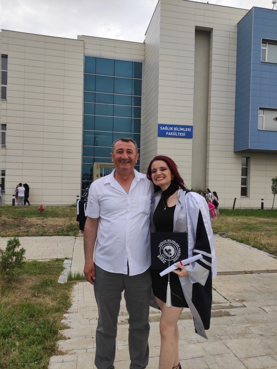 Bitmez sanıyorsunuz ama bitirdim! Ek büyük destek her zaman babamdı. O yüzden en çok gülmeyi biz hak ettik 💜