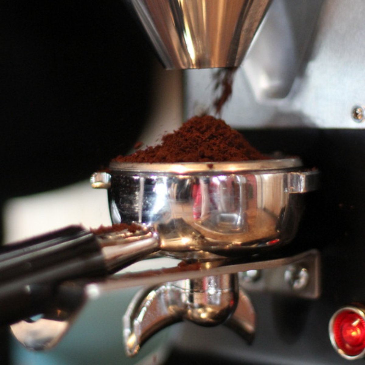 cedar_coffee's tweet photo. You really can taste the difference in the coffee when the roasters are passionate about the cups they brew. When looking for a truly unique, bold, and flavorful cup of coffee, you simply have to go for our #HouseRoasted coffee grounds! #CedarGroveCoffeeHouse #RoastedInHouse https://t.co/LZCnSqzOfE