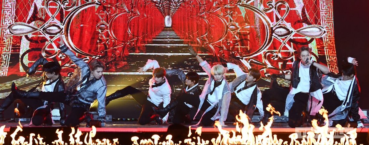 straykidsxzone's tweet photo. No entiendo lo q está pasando con votaciones tan importantes como estas...Son premiaciones a las q los chicos suelen asistir  y se emocionan con esos premios que su propio fandom les dan, si tienen tiempo, aunque sea mínimo, ayuda. Estamos en 3er lugar siendo el fandom + grande https://t.co/vhWRX2AujZ