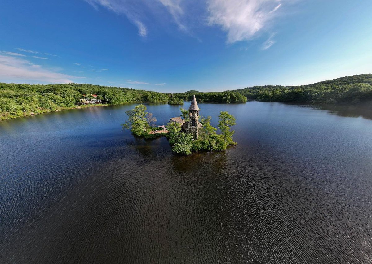 Visit_NJ's tweet photo. In the middle of Lake Kinnelon, stands St. Hubert’s Chapel which dates back to the late 1880’s. Although it is a hidden gem to those New Jerseyans who can find it, they do offer public tours on select dates. 
📍 Kinnelon, New Jersey
.
.
.
#VisitNJ #NewJersey #ThisIsNJ https://t.co/q8LsPiRj3d