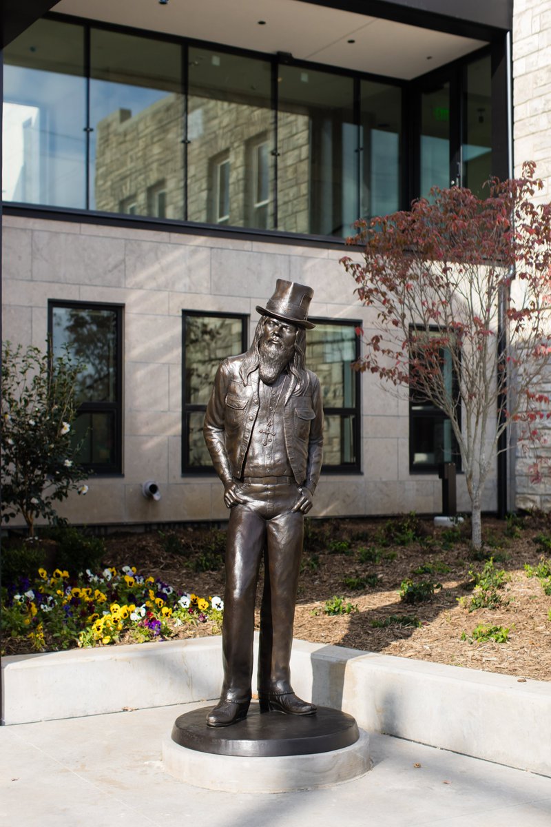 NancyRuth_tv's tweet photo. @GladysKrav @thegoodgodabove Tulsa loves Leon Russell! Native son, #1 touring artist in the 70s, Hall of Famer, arranger, singer-songwriter, session musician, record company co-owner, and mentor to so many Tulsa Sound musicians - we have a statue at The Church Studio, his former studio! https://t.co/K1WU98CzUW