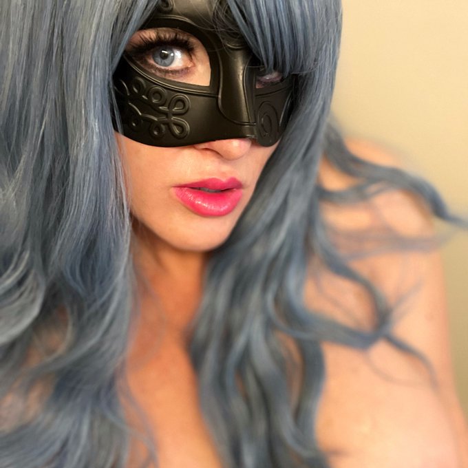 🎭There’s nothing wrong with a little mystery 🎭

#mask #masquerade #visualseduction #over40 #modeling