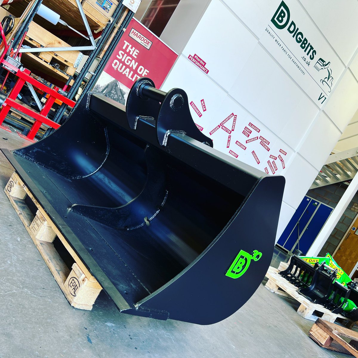 DIG_BITS's tweet photo. Ditcher dispatch!
A 10-14 tonne grading/ditching/levelling bucket, out of stock and onwards to the customer.
#excavatorbucket #ditchingbucket #gradingbucket https://t.co/nhRjzdoiIY