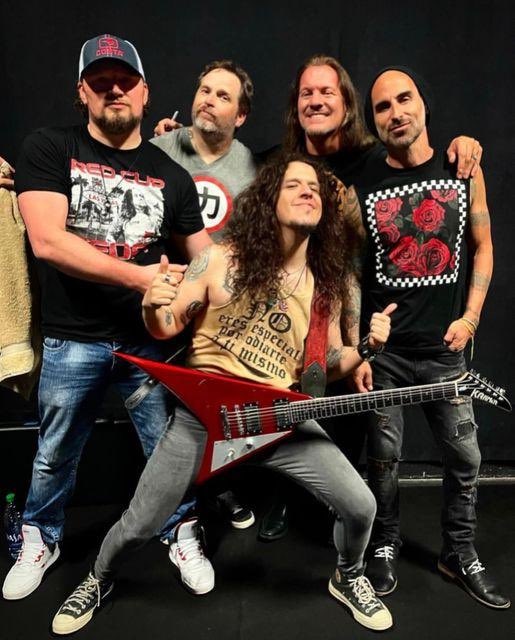 #Kuarantine Debuts New Single "Silver Spoon" at Creatures Fest! - Rock all-stars, 1980s non-makeup <a href="/kiss/">KISS</a> cover band Kuarantine, featuring <a href="/FOZZYROCK/">FOZZY</a> frontman and multi-hyphenate superstar <a href="/IAmJericho/">Chris Jericho</a>, recently released their latest single “Silver Spoon”… bit.ly/3xqaL4r