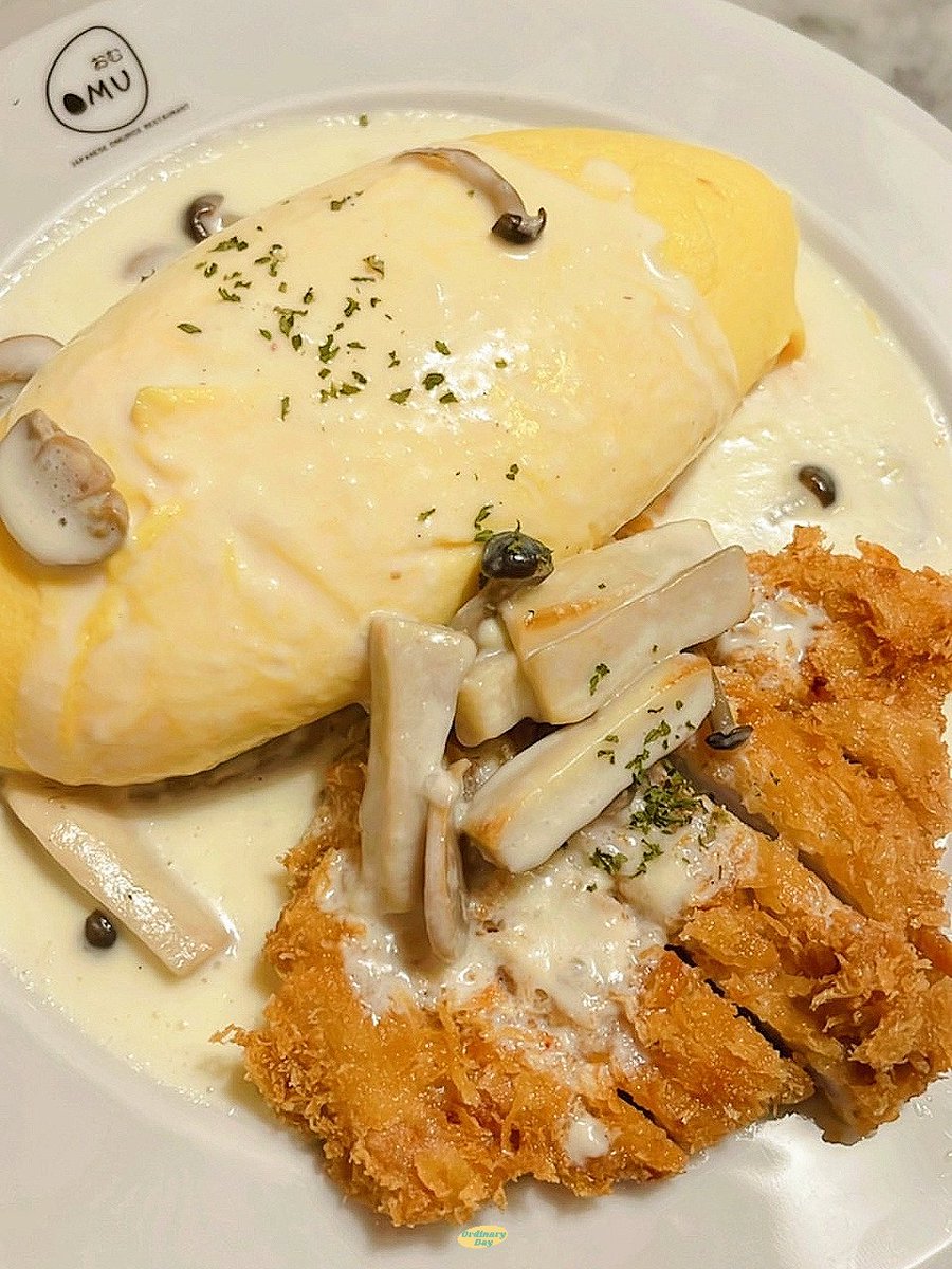 ร้านโปรดอีกหนึ่ง 𝗢𝗠𝗨 ไข่ลาวาเด้งๆ 🥚🍅🧀 เสิร์ฟร้อนๆ ฟินมากก เป็นร้านที่นานๆ ไปกินที แต่ทุกครั้งก็ยังเลิ้บ อยากลองหลายๆ เมนู แต่ก็ชอบสั่งเมนูเดิมๆ อร่อยยย 🤧🫶✨️ 

<a href="/aroii/">@aroii บอกต่อ</a> #อร่อยบอกต่อ <a href="/ReviewAroii/">รีวิวอร่อย</a>