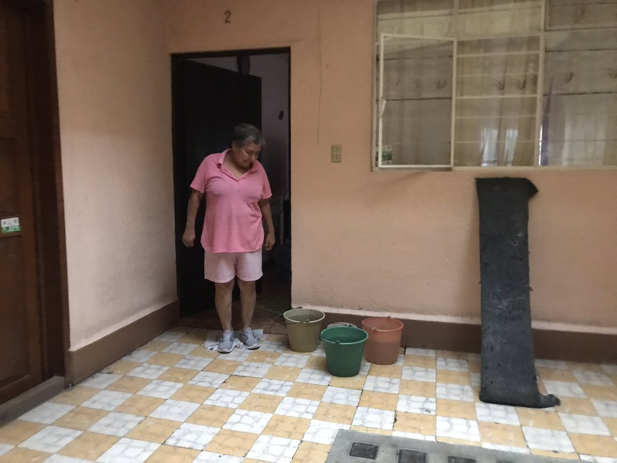 rbautistagarcia's tweet photo. #SinGotadeAgua en col Country Club, Coyoacán 
@SacmexCDMX @Alcaldia_Coy 
Margarita vive sola Tuvo la sabiduría de colocar sus cubetas en las caídas de agua durante la lluvia de anoche. Con esta agua desahogará su wc https://t.co/wXpKhGA6qV