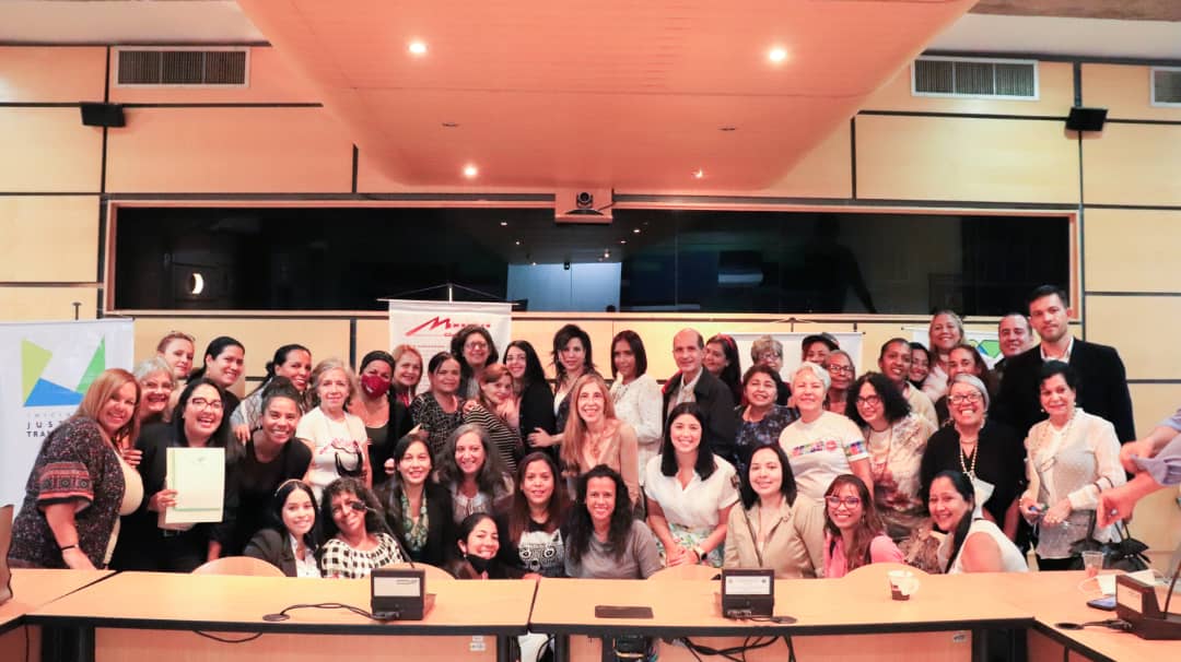 PazActiva's tweet photo. Este jueves #09Jun tuvimos la oportunidad de compartir con este maravilloso grupo la presentación de la investigación 
"Mujeres y la cultura de Paz"

#Mujeres #Justiciatransicional #Paz https://t.co/bx5ET2Ox5j