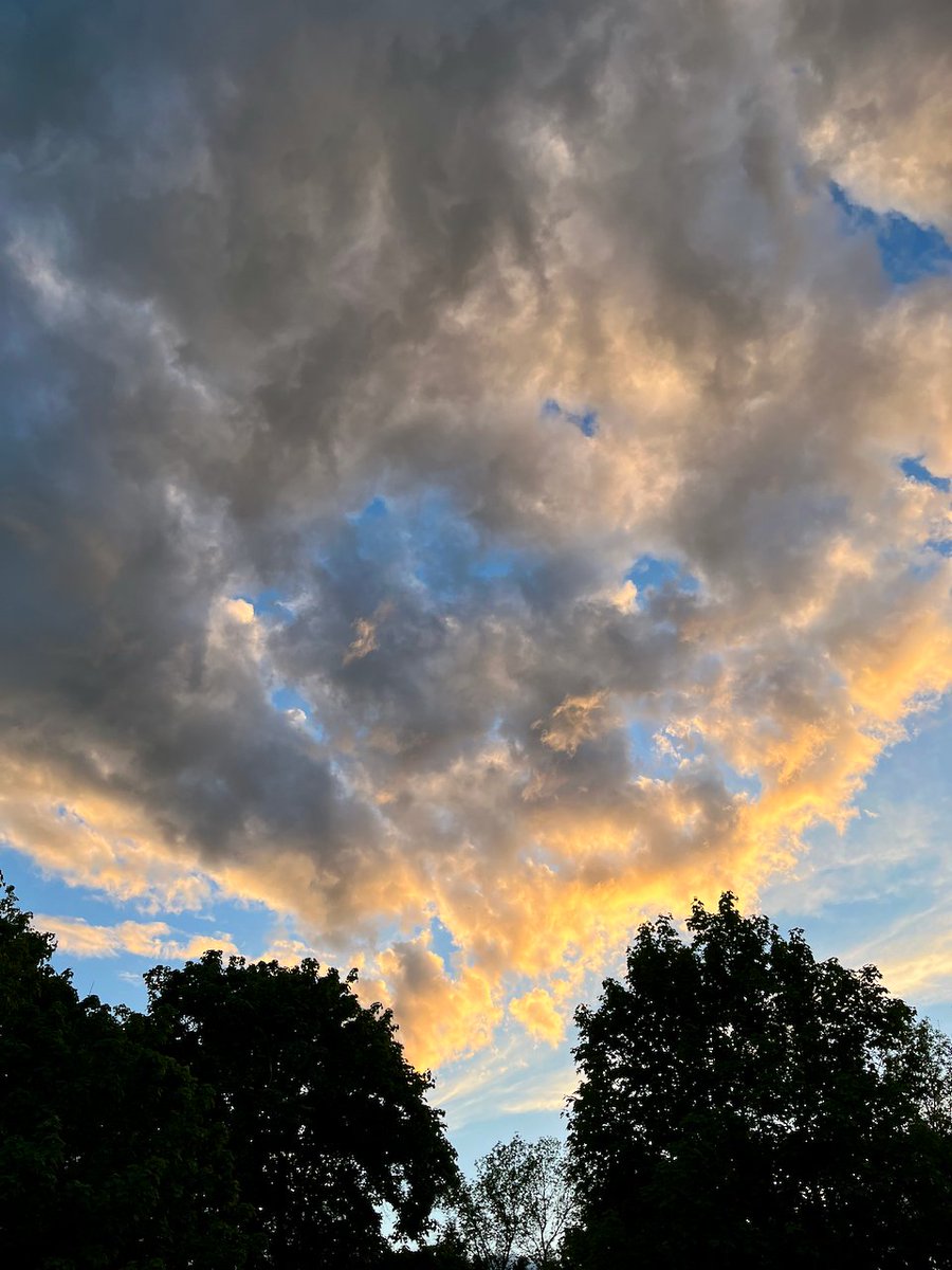 JasonKechely's tweet photo. Luscious June clouds that make me want to eat melons... #CloudMelons #MTSpring https://t.co/4lldpyUBVZ