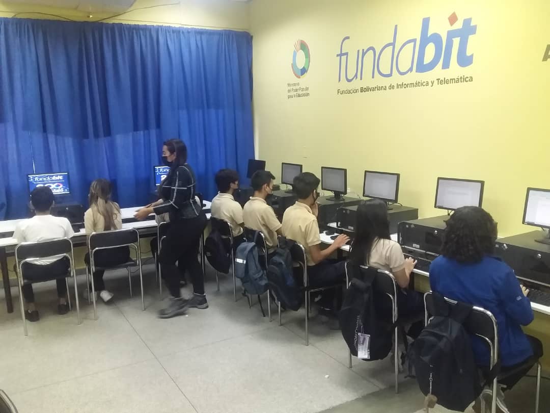 #13Jun Desde el #Cbit Prof. Aristóbulo Istúriz Los Estudiantes de 5to Año reciben formación sobre  Diseño y Elaboración de Diapositivas para Presentaciones en Impress. #LiceoNacionaAgustinCodazzi Municipio Girardot #Aragua. <a href="/NicolasMaduro/">Nicolás Maduro</a> <a href="/_LaAvanzadora/">Yelitze Santaella</a> <a href="/leivi24/">Leivi/Oceanía</a> 
#MundoDePaz