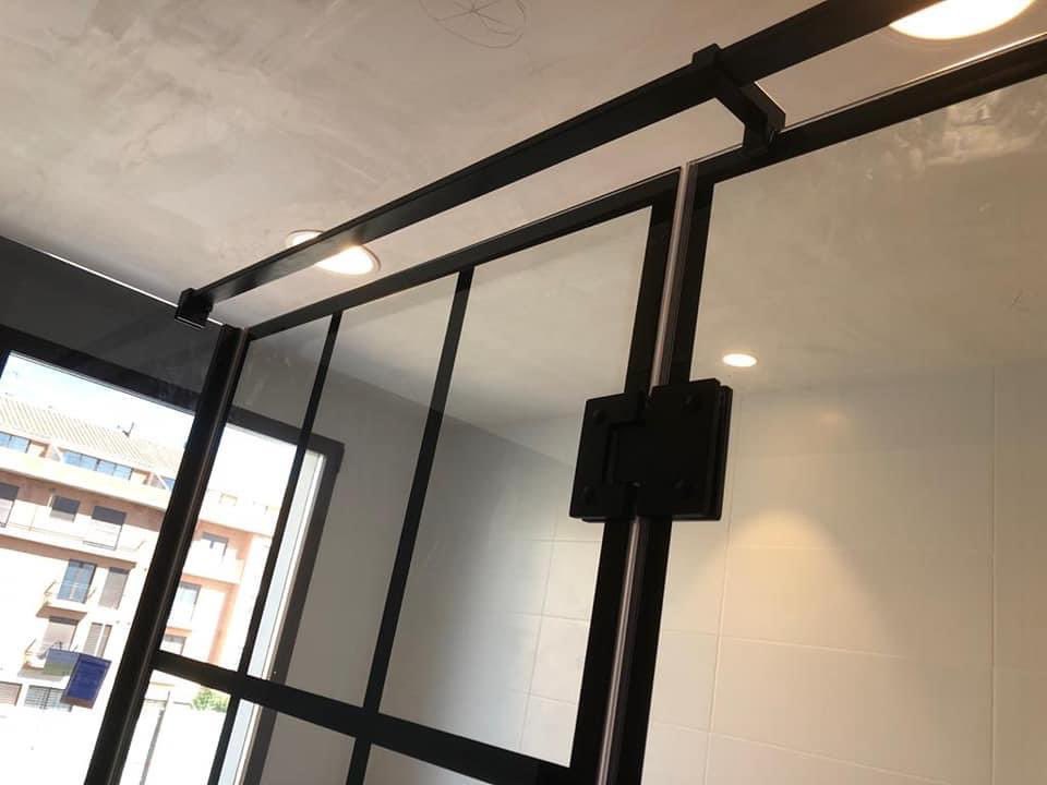 Mampara con perfileria en negro.