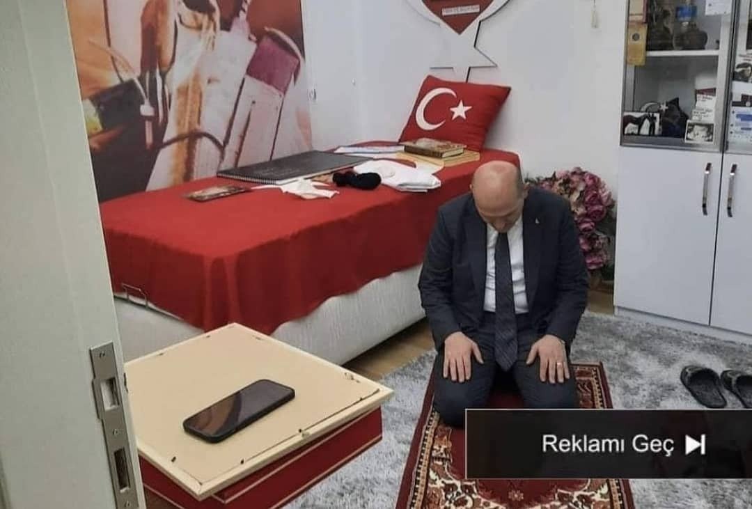Süleyman Soylu'yu tek görselle anlatan fotoğraf. 

#istanbul 
#güldürgüldürshow 
#afgan 
#zarahaddinibil 
TOGG
Merkez Bankası'ndan
Cumhurbaşkanı Erdoğan'dan
#iPhone 
#MansurYavaş