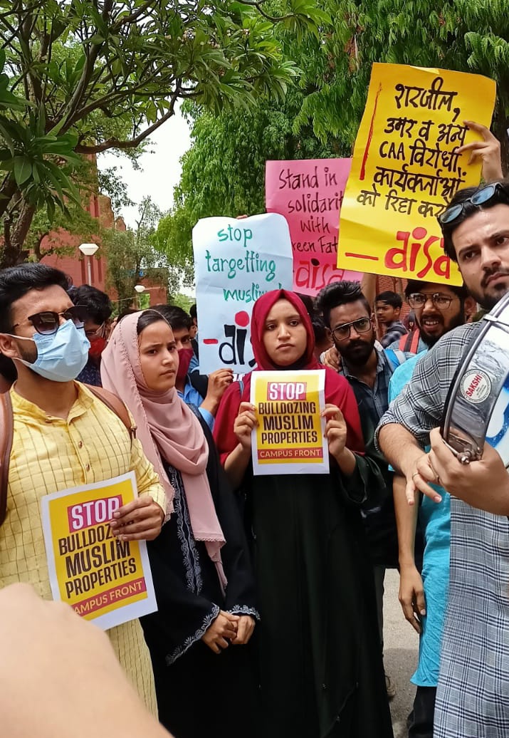 CampusFrontInd's tweet photo. Campus Front JMI @FrontJmi Unit conducted Joint Protest along with other Organisation against state oppression, Jamia unit president Wajiha addressed the protesters.
#ResistStateOppression https://t.co/NTtoIi84NW