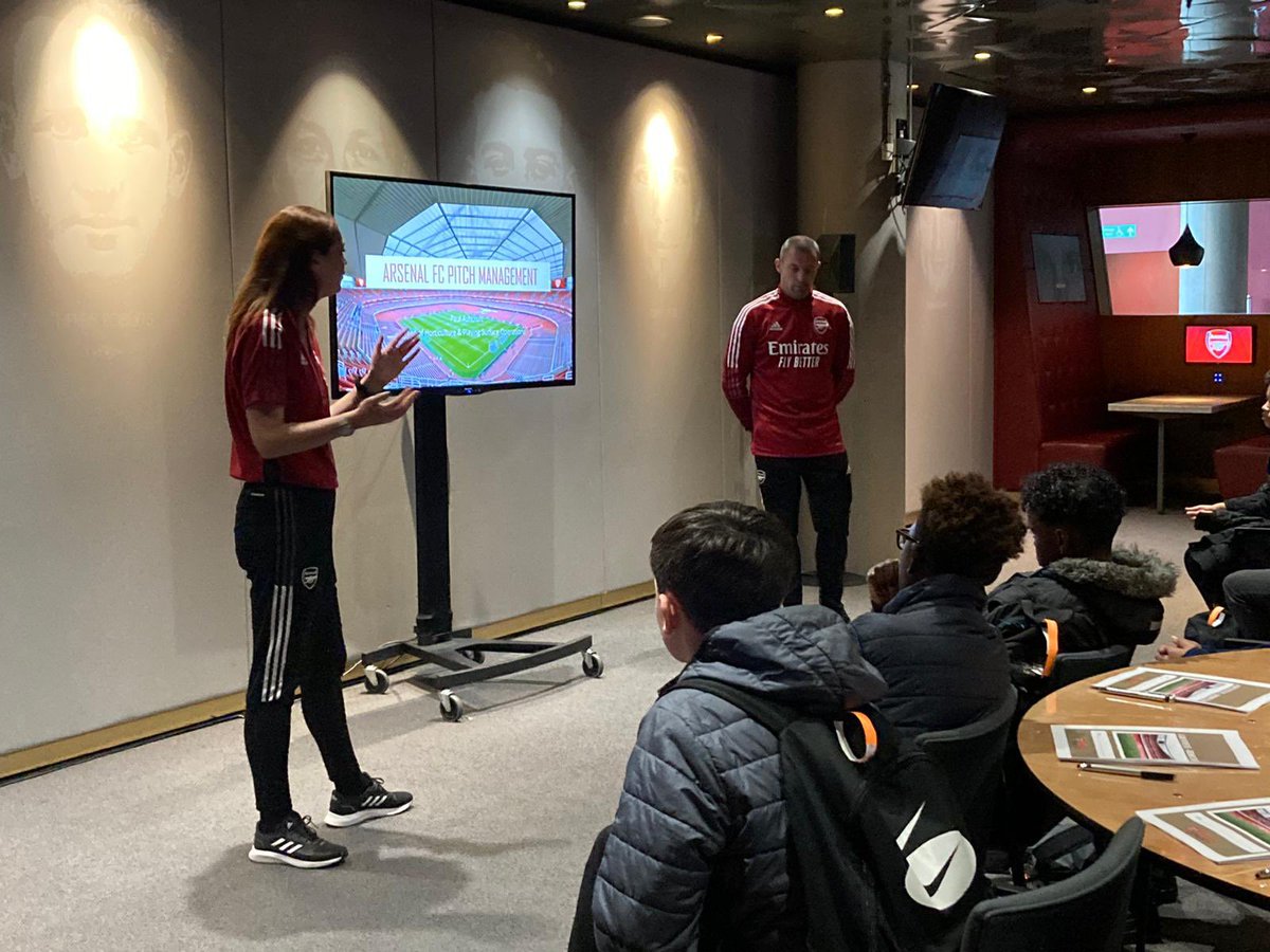 AFCCommunity's tweet photo. Last month, @CardinalPoleRC & @WilliamEllisSch students went behind the scenes with the @Arsenal ground staff to learn about pitch management at the Emirates & careers in playing surface operations ๐ฑ
Next up: a day in the life of Legal Team! ๐
#PLInspires #careers #PLCF https://t.co/LsvkXaTMyh