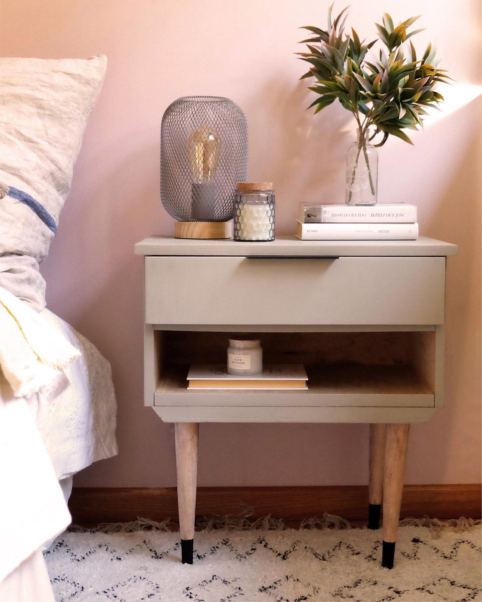 decopraktik's tweet photo. Son las mismas mesitas. Sólo que recicladas con pintura Chalk Paint  y con nuevos tiradores. ¡Como nuevas! https://t.co/bOpokcknYb https://t.co/nrYlAZXUzp