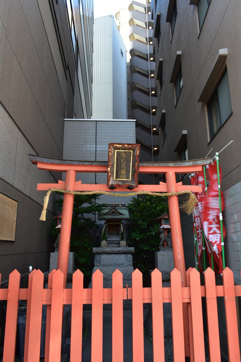 GreaterKanagawa's tweet photo. 桜木町のビルの狭間に残された神社 https://t.co/ReIqUEKmSq