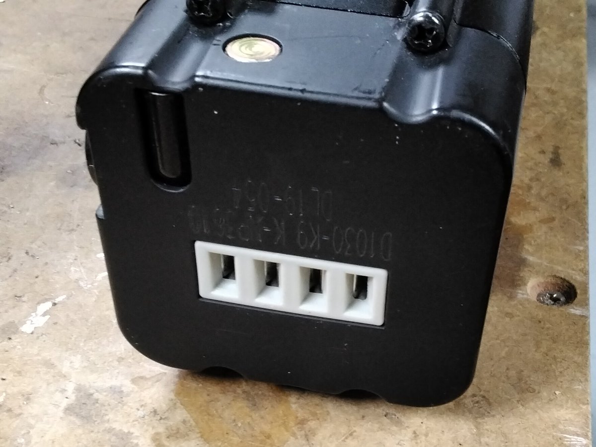 ncmreynolds's tweet photo. #MakersHelp is this a 'Hailong' eBike battery connector? Detail on all this stuff with actual dimensions seems very scarce. I could remove this and fit XT60s but I like that the pack is nice and tidy with an option to slide it on/off a mount making it easy to remove and charge. https://t.co/kZM8D2WOrt