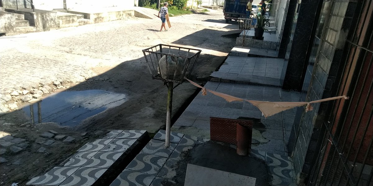 edlabor's tweet photo. @compesa Faz 2 meses que fizeram o serviço de cano estourado porém não fecharam o buraco em frente a garagem. Favor venham realizar o serviço. Rua Severino Francisco Lopes, 59 Paratibe - Paulista. Rua da Escola Anita Garibaldi (Médio) https://t.co/drAsAf1O6o