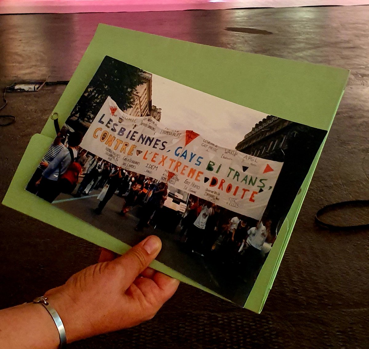 QueerCodeQR's tweet image. De tout cœur avec les victimes des actes LGBTQIPhobes qui ont eu lieu lors de la Pride de Bordeaux et avec celles liées à l'accident du char. Avec @LeGirofard nous échangions autour des archives, dont celles de nos mobilisations contre l'extrême droite, No Pasaran ✊💜🏳️‍🌈