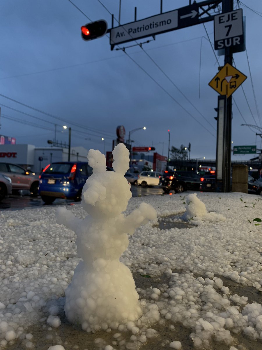 GallardoIvan13's tweet photo. Los envidiosos dirán que no es Canadá  #granizo #cdmx https://t.co/mhZNiSY8yO