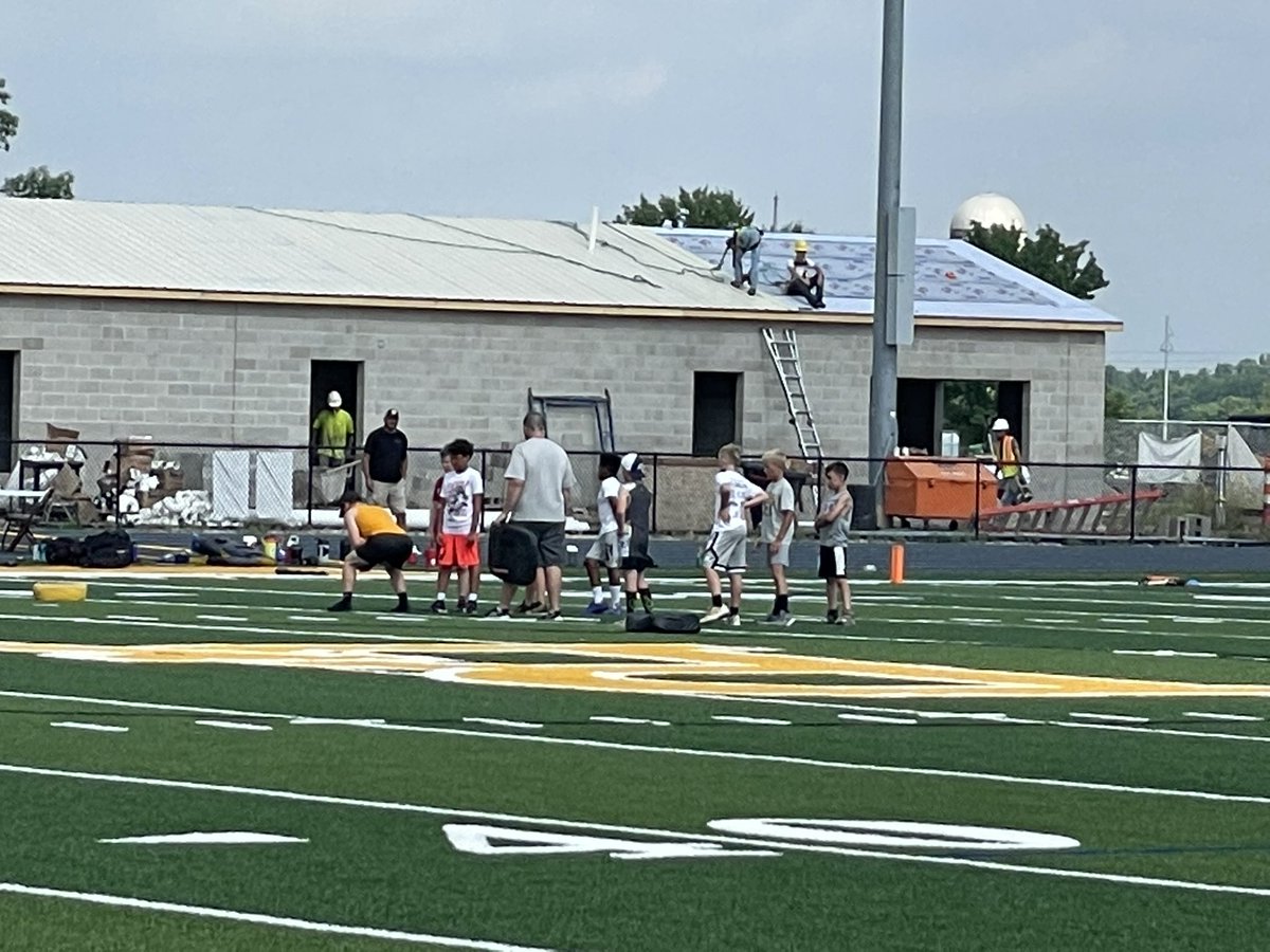 BV_Busing's tweet photo. Future and Current Barons working hard today! @BVBaronFootball @BV_SuperBaron @BuckeyeValleyAD @BV_HighSchool @BV_West @BV_MiddleSchool @BV_East https://t.co/gtQjDdvw0a