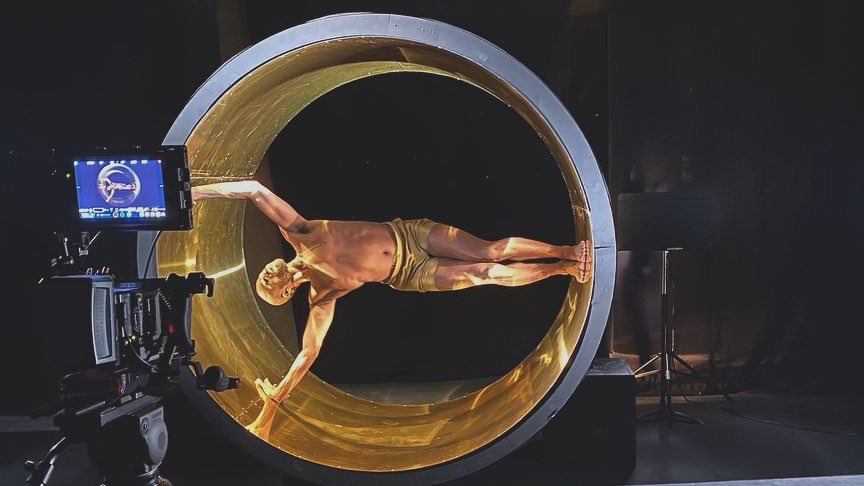 Good morning Helios 🌅 Dancer Malachi Middleton moves the sun across the sky. 🌞 designed and fabricated by Alan Tollefson (<a href="/Tollefson_Alan/">Alan Tollefson</a>) 🙌 Link in bio to watch / hear the whole hymn online at the <a href="/GettyMuseum/">Getty</a> ✨#helios #myth #ClassicsTwitter #sun #homer #ancientgreece