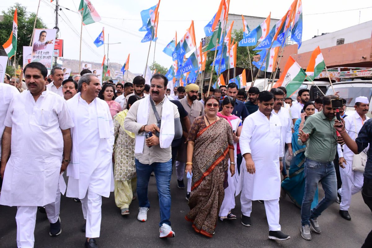 mamta_bhupesh's tweet photo. 1/5
अंग्रेजो के मुखबिरों के अनुयायी अच्छे से समझ लें हम बापू नेहरू पटेल इंदिरा की कांग्रेस के सिपाही हैं और हमारे लिए देश से बढ़कर कुछ नही है, हम @RahulGandhi जी के नेतृत्व में भारत के नौजवानों और भावी पीढ़ियों के लिए जरूर लड़ेंगे और जीतेंगे, जयहिंद। @INCIndia @INCRajasthan https://t.co/BMtOqa5gBU