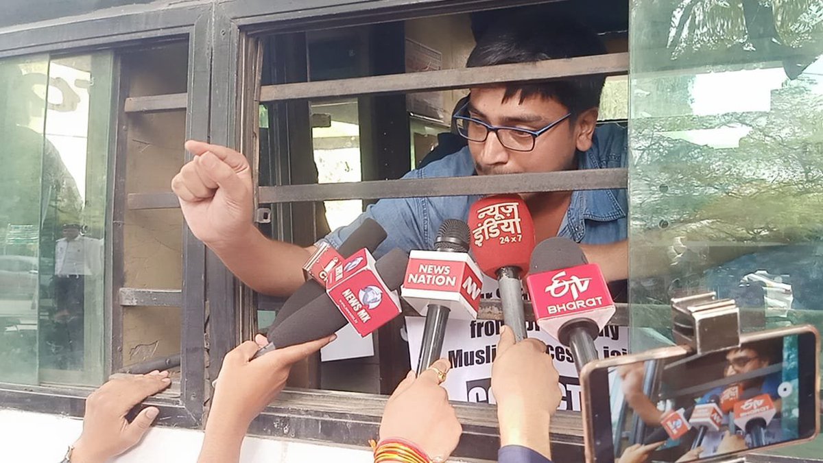 ShamseerIbrahm's tweet photo. Friends and fraterns @ladeedafarzana , @raniyazulaika, Ramees EK, Shafaf, Yasar along with many other students detained by Delhi police while protesting in front of UP Bhawan now https://t.co/wKL6wvDslq