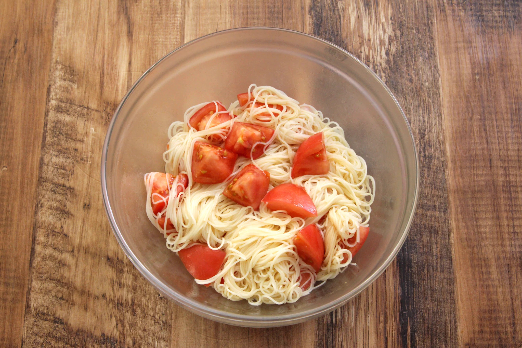 酸っぱ過ぎない絶妙な味に仕上がる？！トマトとの組み合わせが美味しそうな素麺レシピ！