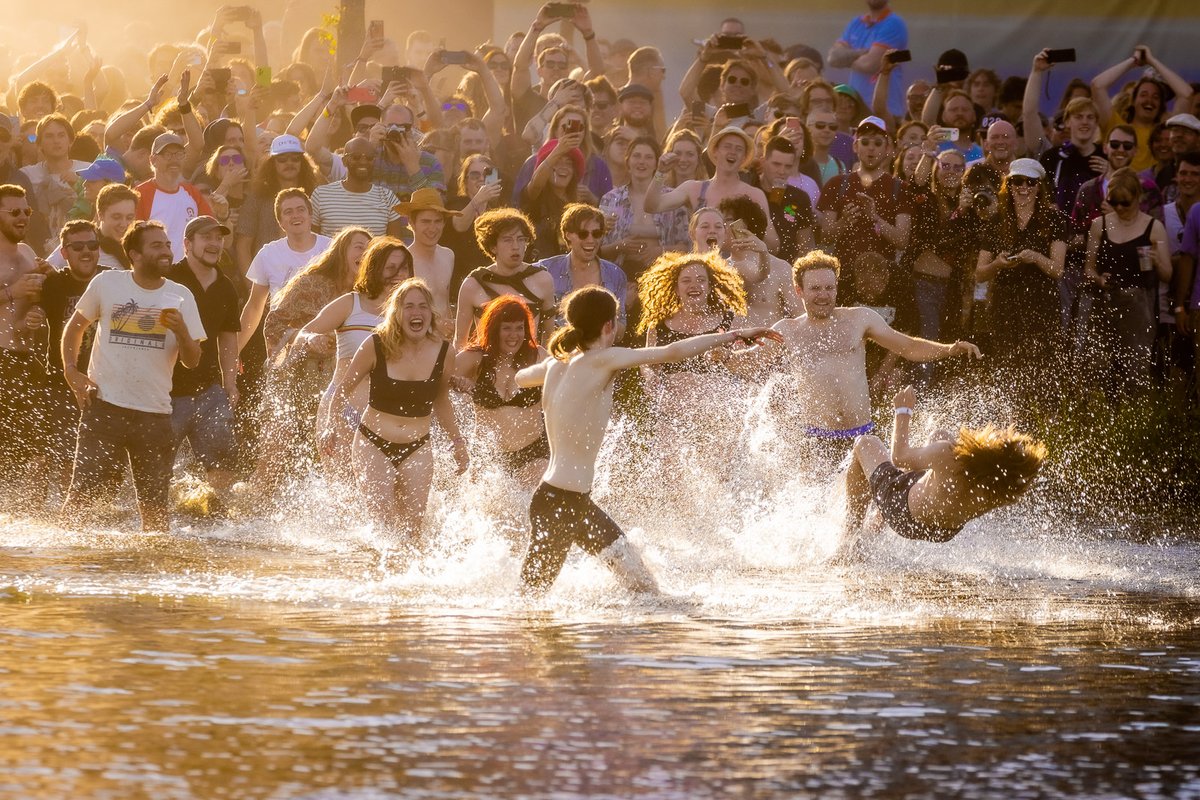 The magic happens during a golden sunset at the <a href="/BKSfestival/">Best Kept Secret</a> 
<a href="/kinggizzard/">King Gizzard</a> gitarist and singer Stu Mackenzie crowd surfs towards the lake and takes a dive into the water.
#kinggizardandthelizardwizard #bestkeptsecret #bestkeotsecretfestival