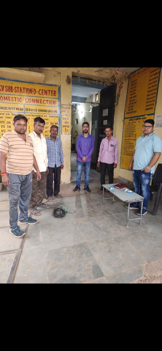 dvvnlaligarh's tweet photo. विद्युत उपकेन्द्र डी सेंटर ���लालपुर के हाई लोस फीडर अंबेडकर पर चेकिंग की गई जिसमें दो व्यक्ति अवैध रूप से विद्युत चोरी करते पकड़े गए जिन पर नियमानुसार कार्रवाई की जा रही है चेकिंग अभियान में मैं उपखंड अधिकारी गूलर रोड कर्मवीर सिंह एवं अवर अभियंता चंचल शर्मा व अन्य स्टाफ मौजूद रहे https://t.co/7Oep6VegMi