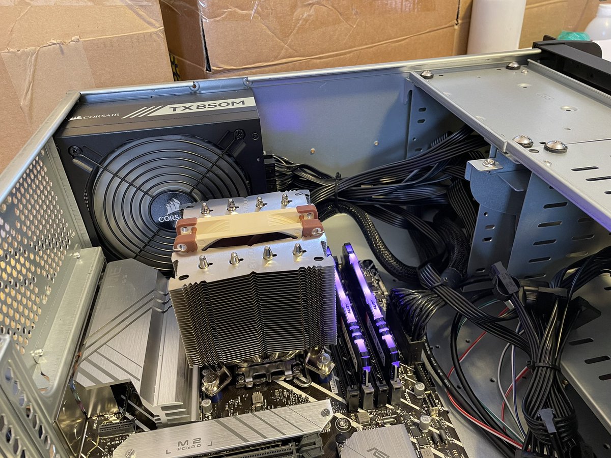 alex_pereiradj's tweet photo. Hoy hemos montado este servidor NAS en @TrendingPC para una importante empresa. i9 12900K, 64GB de RAM y 10TB de almacenamiento. https://t.co/tj9ivQKOGD